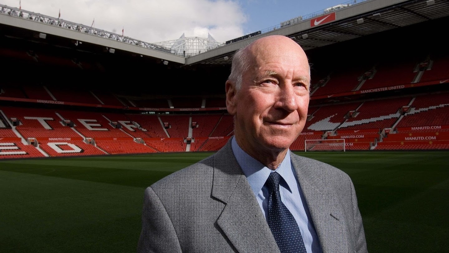 Sir Bobby Charlton là tượng đài bất tử tại Old Trafford.