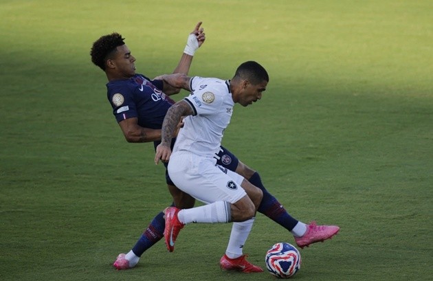 Doue tắt điện trong ngày Dembele vắng mặt