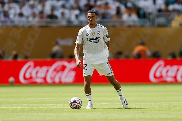 Alexander-Arnold đã chính thức ra mắt Real.