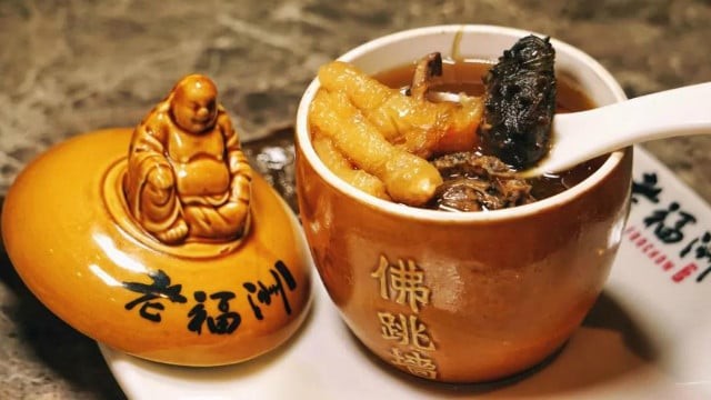 Phật nhảy tường nổi tiếng không chỉ vì hương vị tuyệt hảo mà còn bởi cách chế biến vô cùng kỳ công.