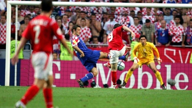 Cú sút không thể ngăn cản của tiền đạo thuộc biên chế Everton.