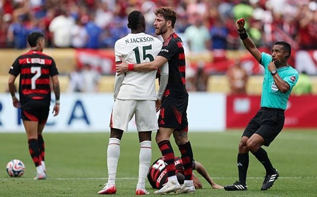 Chiếc thẻ đỏ tai hại của Nicolas Jackson khiến Chelsea gặp khó.
