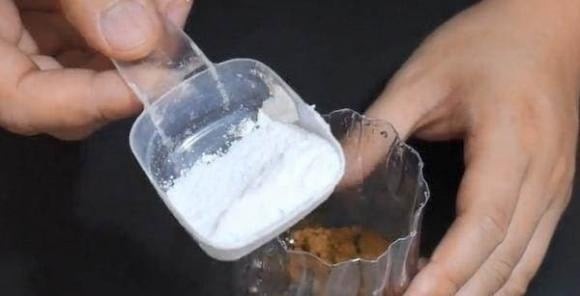 Tiếp theo, đổ khoảng nửa chai bia vào phần chai nhựa đó, khuấy đều để hòa tan.