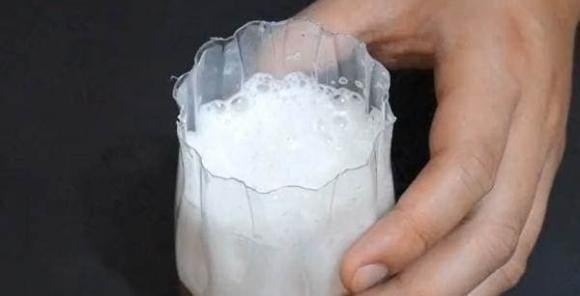 Chuẩn bị một chai nhựa rỗng, cắt bỏ phần trên của chai, giữ lại phần đáy.