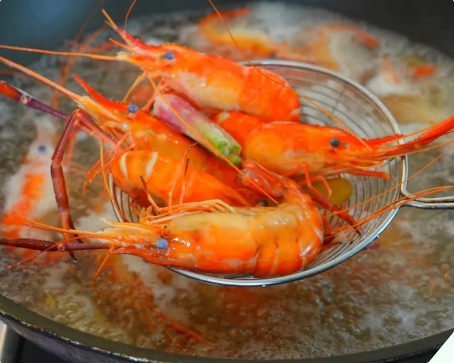 Lá chanh không chỉ giúp khử mùi mà còn bổ sung thêm một số vitamin và khoáng chất có lợi cho sức khỏe.