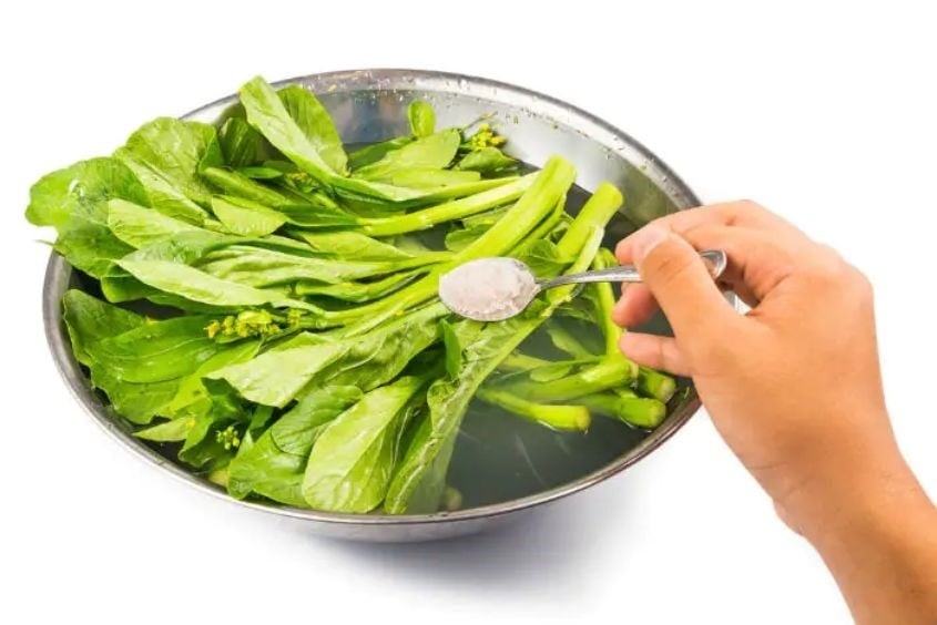 Ngâm rau vào nước muối chưa đủ sạch