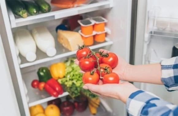 Cà chua chín cây thường thu hút ruồi, kiến hoặc côn trùng nhỏ nhờ vị ngọt tự nhiên.