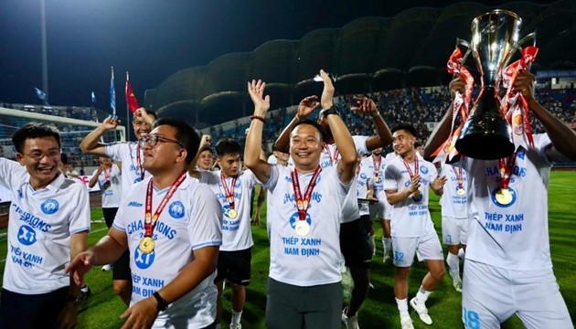 HLV Vũ Hồng Việt xúc động nâng cúp cùng Nam Định.