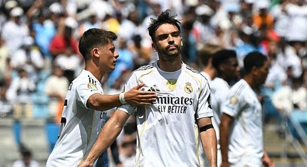 Raul Asencio khiến Real Madrid chơi thiếu người trong trận đấu với Pachuca.