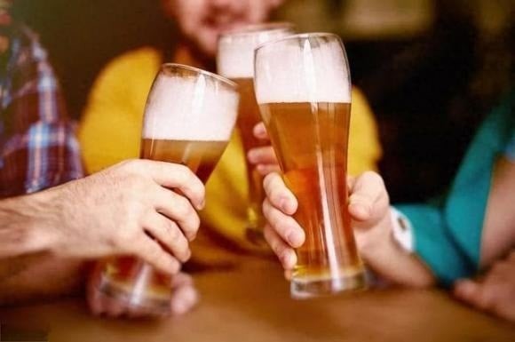 Nhiều người nghĩ rằng uống chút rượu mỗi ngày giúp thư giãn, nhưng thực chất, rượu chính là “sát thủ” tấn công những vùng não quan trọng như vỏ não trước trán, hải mã và đồi thị – trung tâm của trí nhớ và nhận thức.