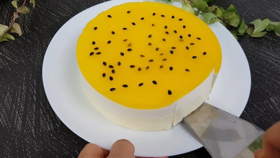 Vị mousse tan ngay trong miệng, để lại chút chua nhẹ cùng vị ngọt dịu rất dễ chịu.