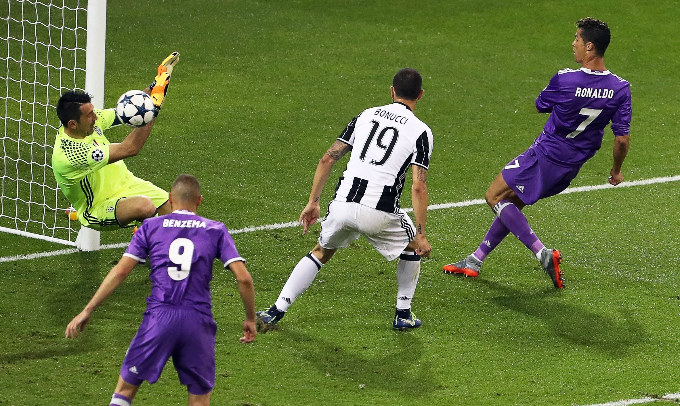 Ronaldo ghi bàn thắng thứ 2 trong trận chung kết
