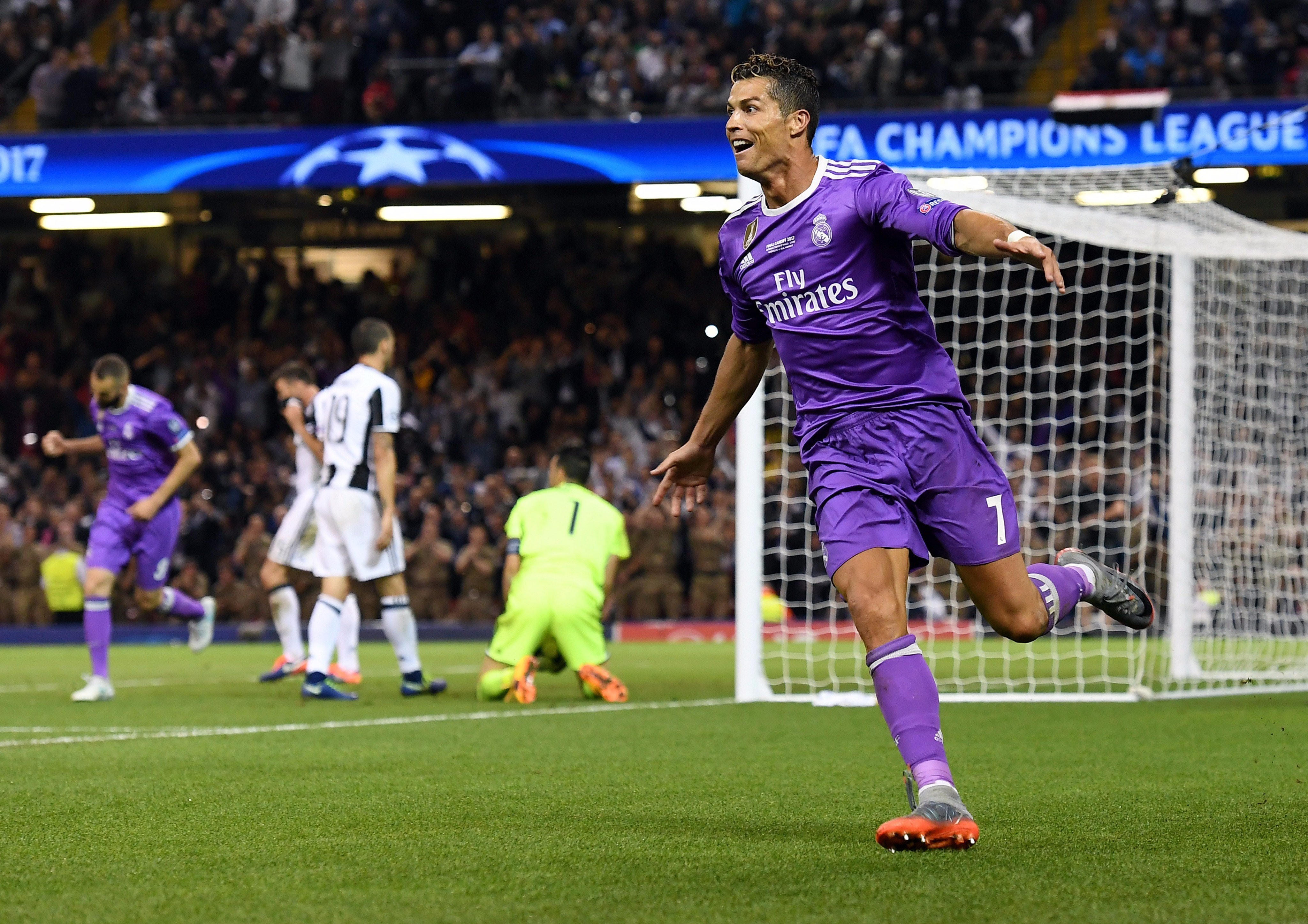 Ronaldo đi vào lịch sử sau trận chung kết năm ấy