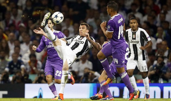 Cú xe đạp chổng ngược của Manduzkic níu lấy hi vọng cho Juventus