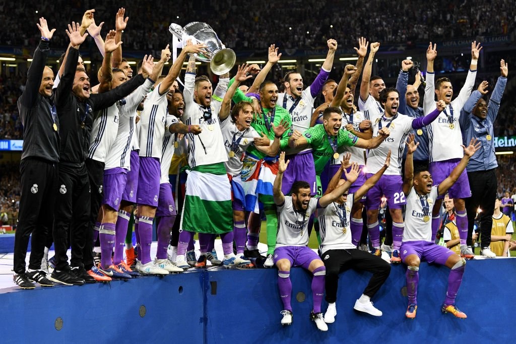 Real khẳng định vị thế nhà vua Châu Âu với lần thứ 12 nâng cao chiếc cup tai voi