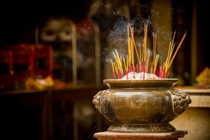 Không nên thắp hương buổi tối