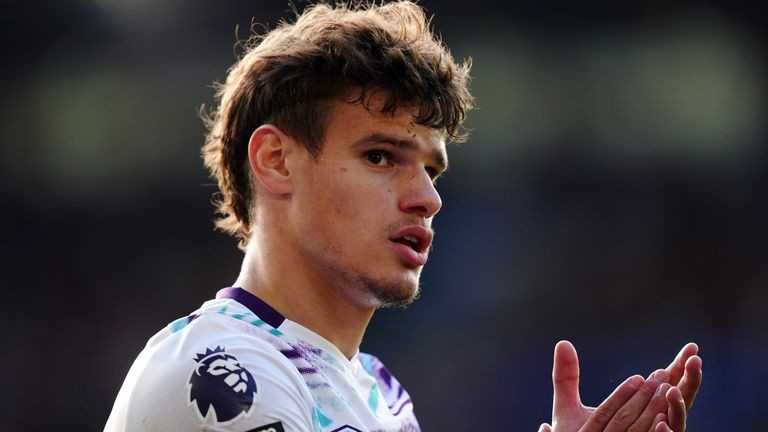 Milos Kerkez thổi làn gió mới cho Liverpool.