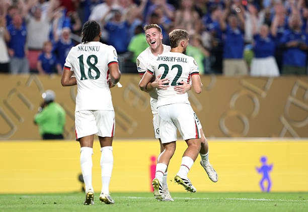 Delap ghi bàn thắng đầu tiên cho Chelsea.