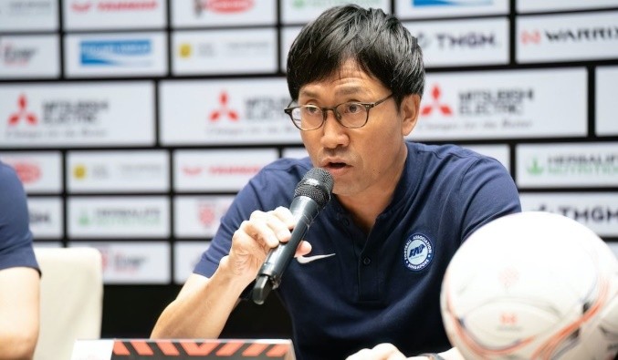 Takayuki có nguy cơ bị sa thải.