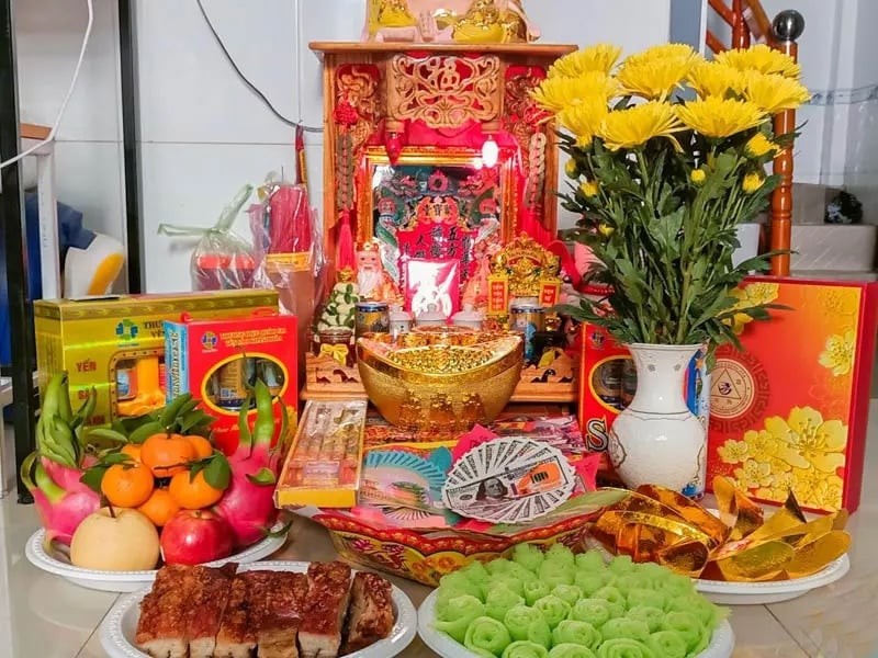Không nên dùng hoa giả trên bàn thờ. Dù tiện lợi, hoa giả mang tính âm, làm mất đi sự linh thiêng của không gian thờ tự.