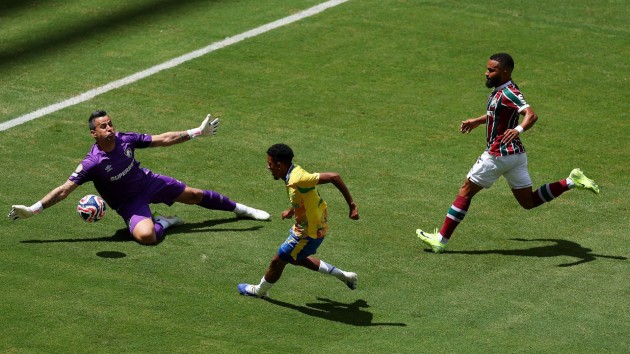 Thủ thành Fabio tỏa sáng, Fluminense tiễn Mamelodi Sundowns về nước.