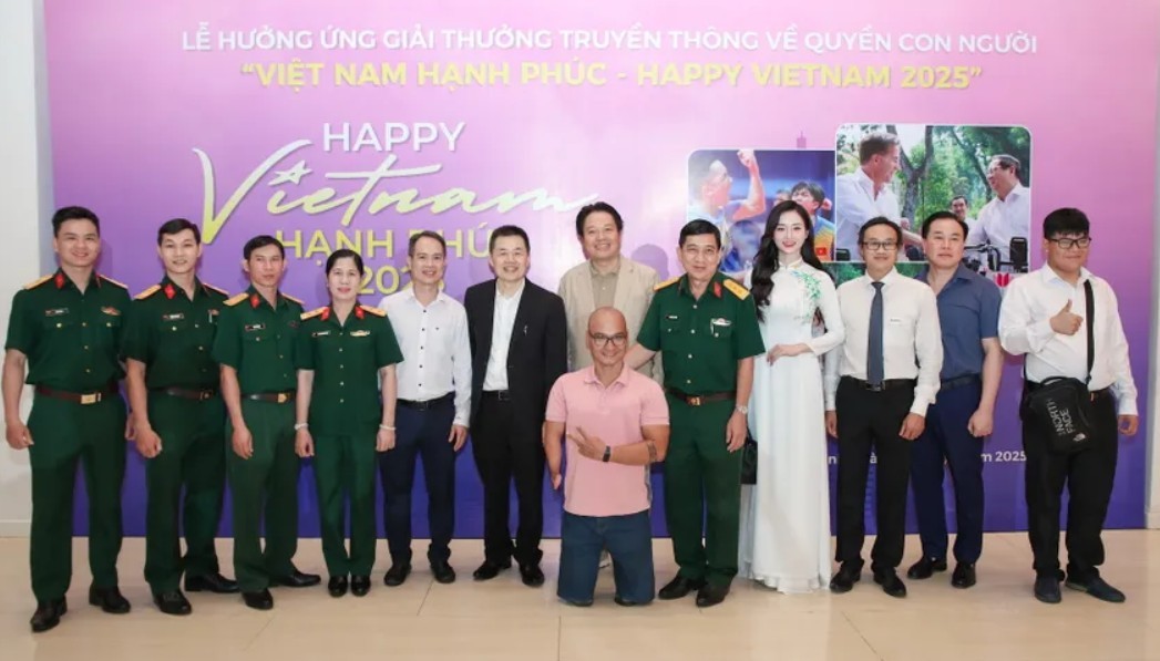TS - Nhà báo Võ Danh Hải (áo sáng, đứng giữa) Thường trực BTC khu vực phía Nam chụp hình cùng các đại biểu tham dự sự kiện. Ảnh: Báo Pháp Luật TP.HCM. 