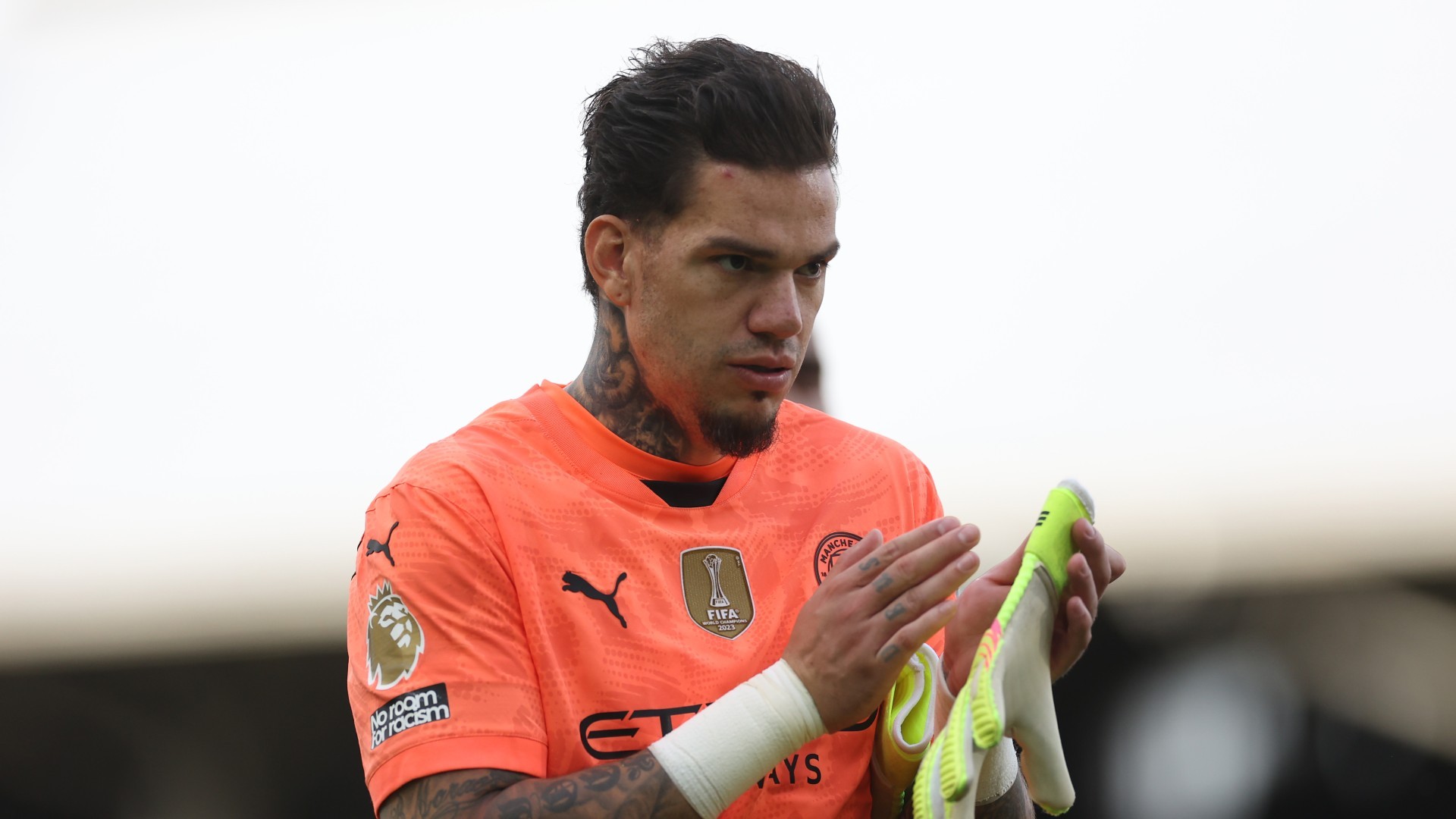 Ederson toàn tâm toàn ý với Man City.