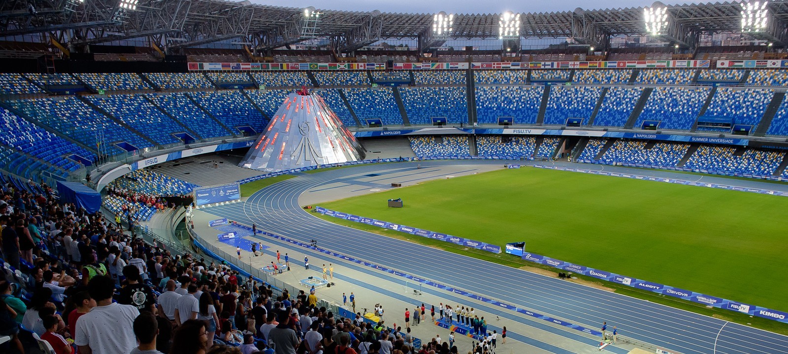 Một khóc khán đài SVĐ Maradona