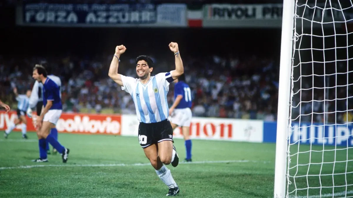 Maradona đối đầu tuyển Ý trên mái nhà San Paolo