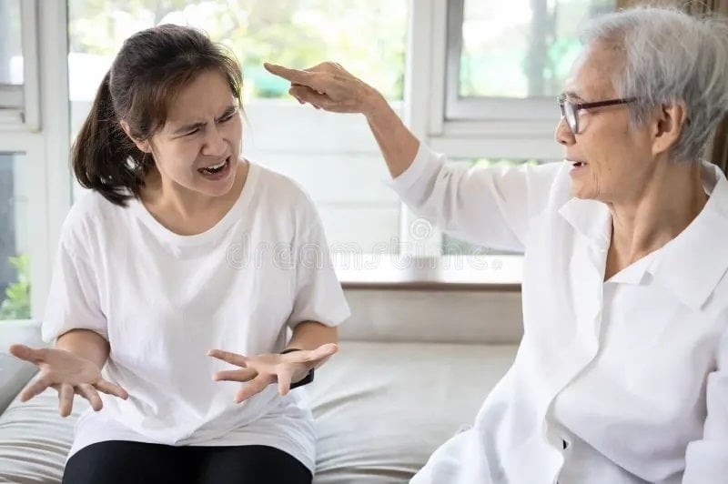 Nhiều bậc cha mẹ thường than thở: “Nếu không vì con, ba/mẹ đã ly hôn lâu rồi” hay “Vì con, ba/mẹ không dám mua cả cái áo mới”…