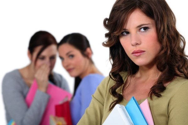 Nói xấu xì xầm về đời tư của người khác có thể ảnh hưởng rất tiêu cực