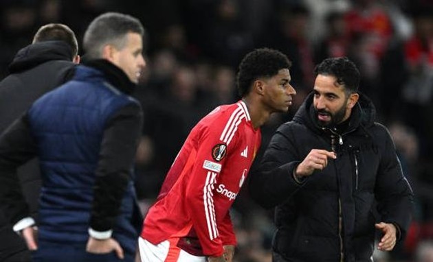 Man United cần giải bài toán hàng công.