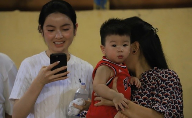 Gia đình cổ vũ cho Quang Hải. 