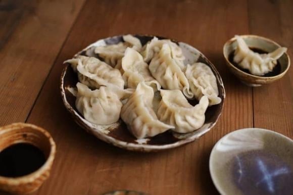Thịt lợn rửa sạch, băm nhuyễn. Gừng và hành lá cắt nhỏ, trộn với thịt băm cùng 2 thìa nước tương, 1 thìa rượu nấu ăn, 1 thìa dầu hào, ít muối và dầu mè.