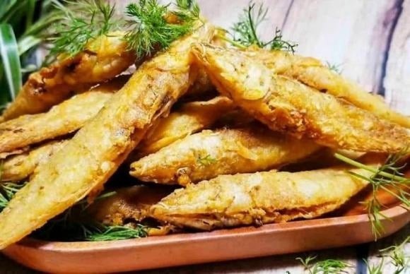 á trích được kho thấm đẫm gia vị cùng nước mắm ngon, tiêu xanh và hành tím, dậy mùi thơm phức, là món ăn tuyệt vời khi dùng kèm với cơm nóng.