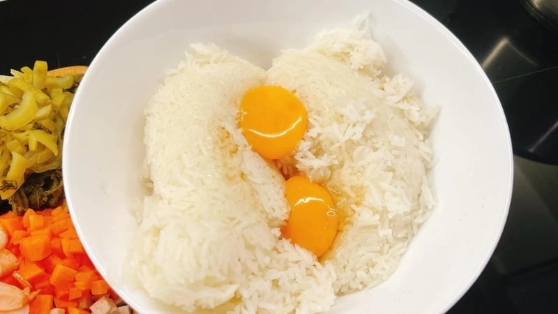 Rang cơm với lòng đỏ trứng gà