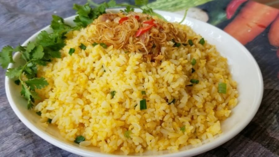 Cơm rang trứng tơi ngon, vàng giòn