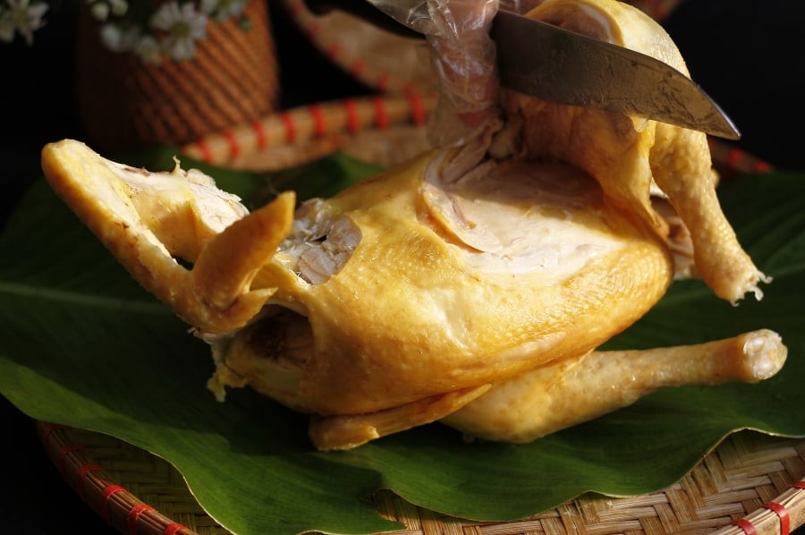 Luộc gà nước lã vừa tanh vừa đỏ, thêm 1 bước gà chín đều, ngọt đậm ngay