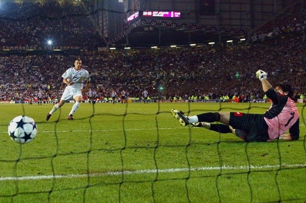 Sheva đánh bại Buffon trên chấm 11m, khoảnh khắc không thể quên của các CĐV Milan.