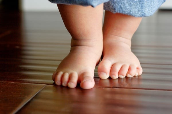 Chúng ta cần để bé nghĩ ra phương pháp trườn bò tiết kiệm sức lực nhất thông qua việc rèn luyện liên tục, để nâng cao trí thông minh và khả năng nhận thức của bé.