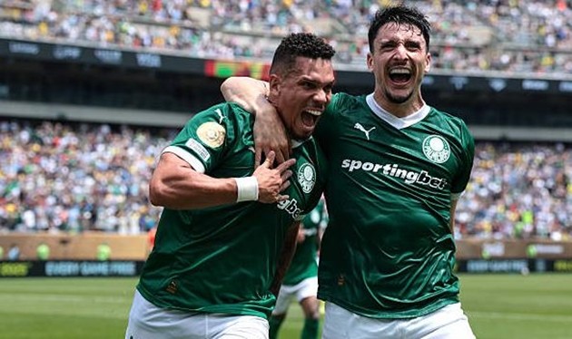 Paulinho giúp Palmeiras đánh bại Botafogo.
