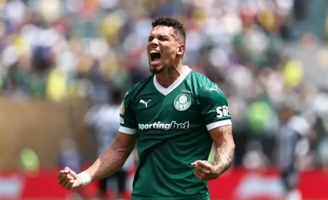 Paulinho hóa người hùng của Palmeiras.