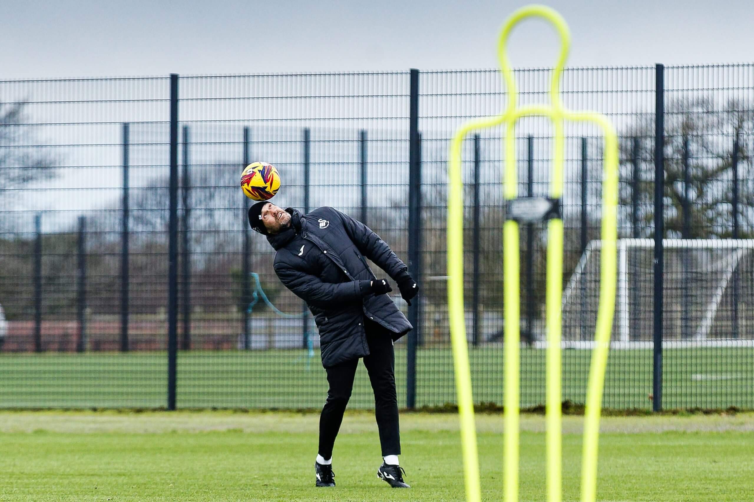 Luke Williams vừa mới dẫn dắt Swansea cách đây ít tháng