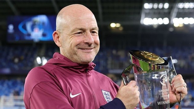 HLV Lee Carsley tạo nên tập thể hùng mạnh