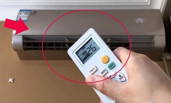Thứ hai, khi vừa bước vào nhà và cảm thấy không khí quá oi bức, bạn có thể bật điều hòa ở chế độ gió mạnh nhất và hạ nhiệt độ xuống mức thấp nhất – thậm chí là 16°C – để làm mát phòng nhanh chóng.