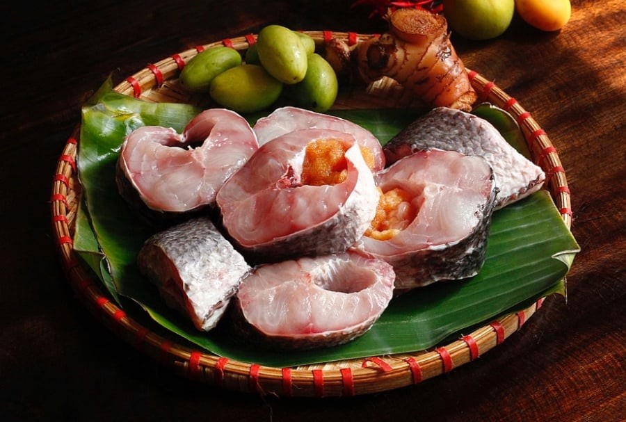 Nếu chỉ rửa bằng nước sạch hay muối thông thường, mùi tanh chưa chắc đã được loại bỏ hoàn toàn.