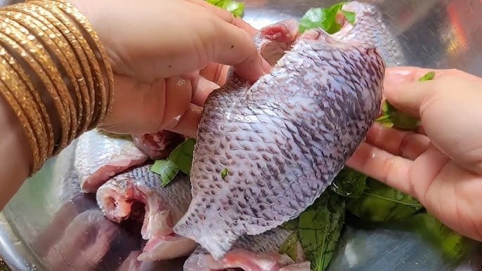 Không ngâm quá 20 phút để tránh làm thịt cá bị mềm nhũn hoặc mất chất.