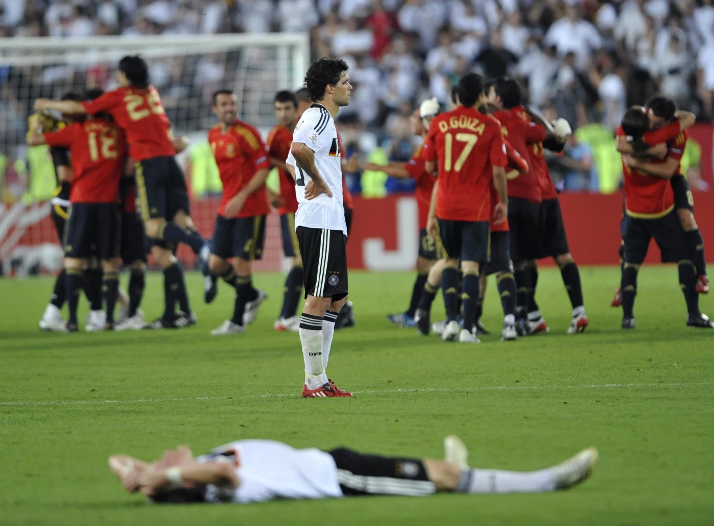 Ballack thêm một lần gục ngã trước ngưỡng cửa thiên đường