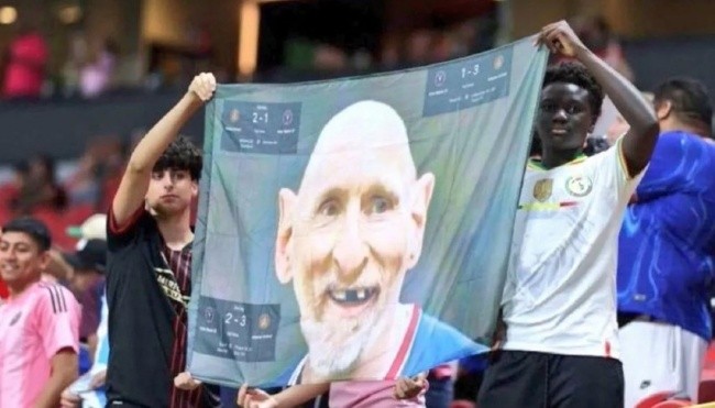 Một tấm banner trên khán đài châm biếm Messi.