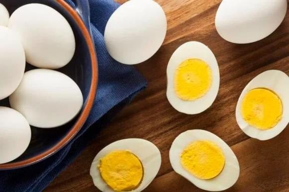 Một số nghiên cứu đăng tải trên các tạp chí y khoa uy tín như BMJ cũng chỉ ra rằng, chỉ cần tiêu thụ 10g trứng mỗi ngày – tương đương khoảng 1/6 quả trứng lớn – nguy cơ mắc bệnh mạch vành có thể tăng tới 54%.